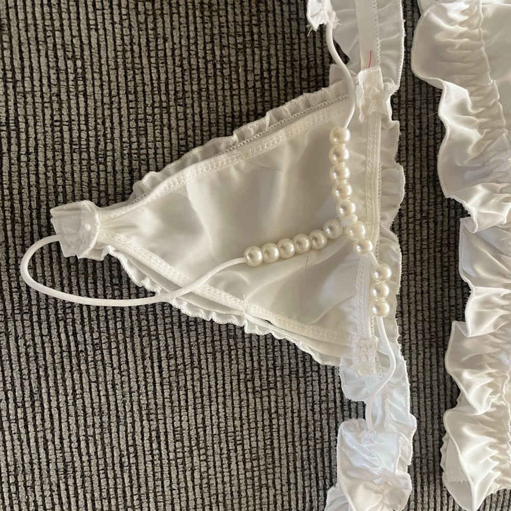 White satin bow with Ruffled Trim lingerie set with pearl accents - Picture 7 of 8